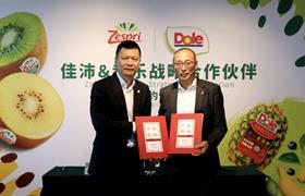 Terry Chan, General Manager of Dole China and Michael Jiang, General Manager of Zespri Greater China jointly sign the strategic cooperation agreements