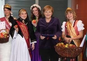 Angela Merkel apples from Germany