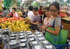 CN China retail supermarket blueberries bananas