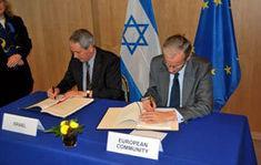 Israel ambassadors Curiel and the EU's Danielsson sign the agreement in Brussels