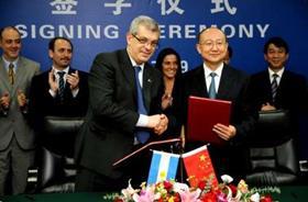 Julián Domínguez, Argentina’s Minister of Agriculture (left) with Chinese Minister Zhi Shuping of AQ