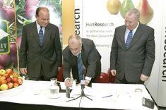The signing: Pipfruit NZ ceo Paul Browne (r) with chairman Phil Alison (l) and HortResearch ceo Paul McGilvary (c).