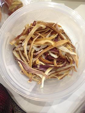 Dried sweet red onions