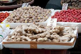 CN China Hong Kong ginger for sale in Yaumatei market