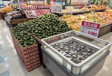 Emart offers pre-ripened avocados alongside bulk unripened fruit