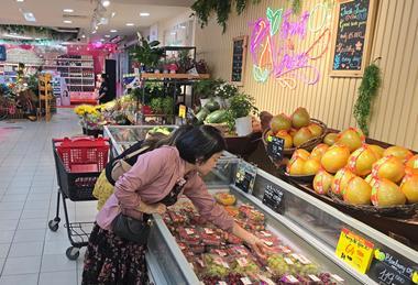 Vietnam retail consumer imported fruit Tops Market Fruitnet