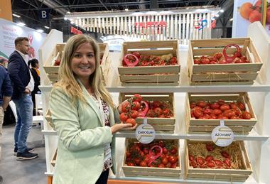 Ester Serrano holding BASF's popular Cabosur cluster variety