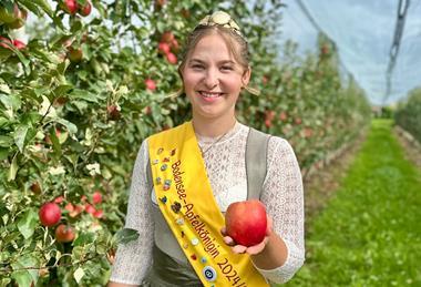 Bodensee-Apfelkönigin erntet ersten Apfel der Saison_2274