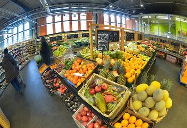 Eine Obst- und Gemüseabteilung im deutschan LEH