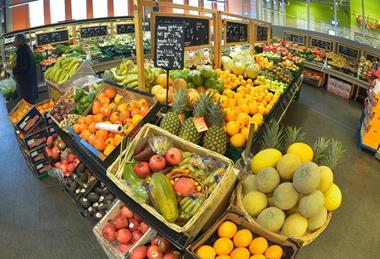Eine Obst- und Gemüseabteilung im deutschan LEH