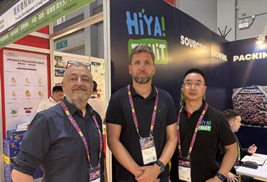 Martin O'Sullivan (centre) with Richard Hochfeld owner Alan Guindi (left) and Hiya Fruit's Vincent Liu (right)
