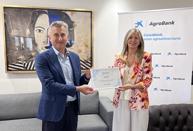 Alejandro Monzón, president of Anecoop, and Olga García, CaixaBank’s territorial director for the Valencian Community and the Region of Murcia