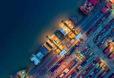 Blick von oben auf Schiff und Container