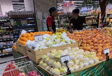 ID Indonesia Foodhall dragonfruit pear citrus retail display