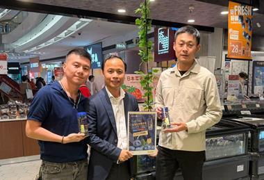 Ammala Saenchonghack, Consul General of The Lao Peoples Democratic Republic (centre) welcomes the arrival of Laotian bluberries to Hong Kong Tung Shing Fresh Fruit