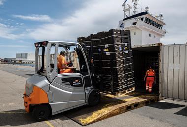 BNFW Port of Antwerp-Bruges unloading fruit