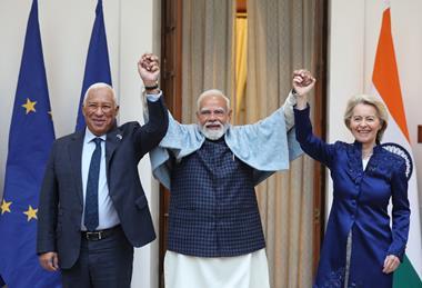(l-r) President of the European Council António Luís Santos da Costa, Indian Prime Minister Narendra Modi and President of the European Commission Ursula von der Leyen celebrate the free trade agreement