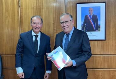 Iván Marambio, left, with Chilean agriculture minister Jaime Campos