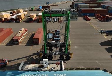 Die Hamburger Hafen und Logistik AG (HHLA) testet den ersten wasserstoffbetriebenen Van-Carrier im Hamburger Hafen