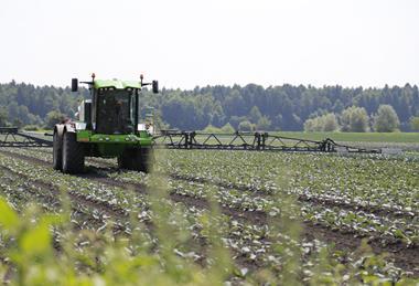 Traktor versprüht Pflanzenschutzmittel
