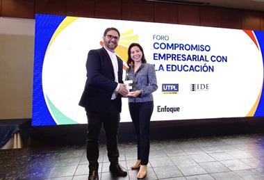 Ricardo Romero, executive director of the Wong Foundation, with Gisella Wong Naranjo, vice president of Reybanpac