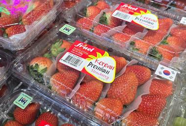 Korean strawberries in Vietnam retail