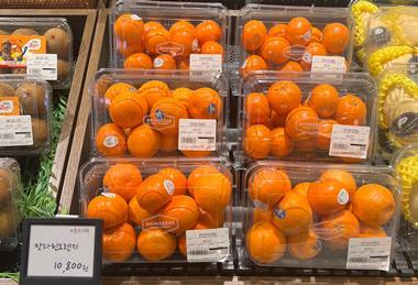 Mandarins, same place and SKU but different brands 1