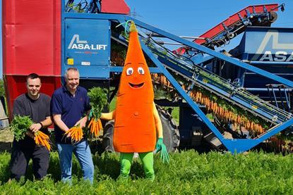 Bioland-Landwirt Hubert Merz (m.) - Merz Biogemüse