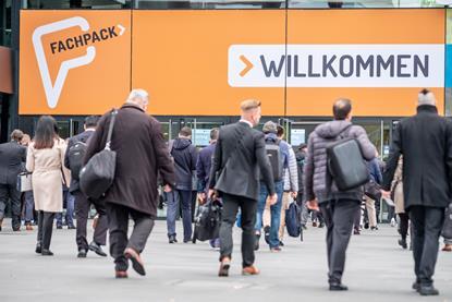 Fachpackbesucher auf dem Weg zur Messe
