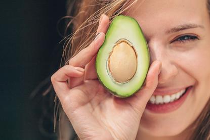 Gute gelaunte Frau mit Avocado - AboutLife_AdobeStock