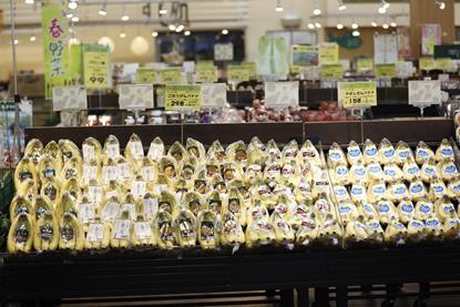 Japan banana retail display