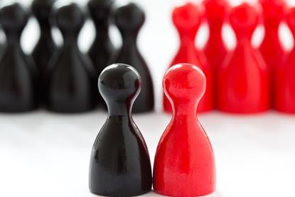 Rote und schwarze Figuren aus einem "Mensch ärgere Dich nicht"-Spiel