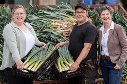 Anja und Roman Jakobs und Dr. Anke Schirocki (Agrobusiness Niederrhein) im Porreebetrieb Lankes-Jakobs in Brüggen -