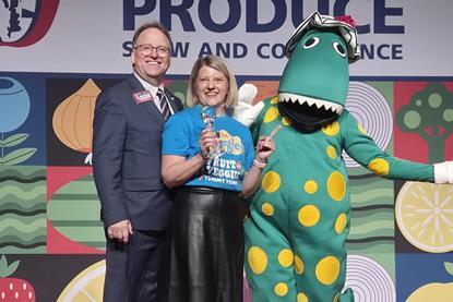 (l-r) Produce Business CEO and publisher Ken Whitacre, IFPA managing director A-NZ Belinda Wilson and Dorothy the Dinosaur from The Wiggles