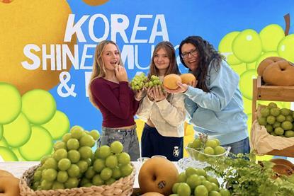 Korea Agro-fisheries & Food Trade Corporation (aT) Korean grape pear pop up New York 261021_K-푸드의+열풍,+뉴욕+맨해튼서+한국산+신선과일로+이어간다(참고사진2)