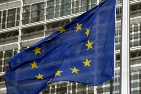 Europa Flagge vor dem Gebäude der Europäischen Kommission