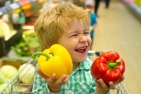 Gut gelaunter Junge mit Paprika