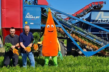 Bioland-Landwirt Hubert Merz (m.) - Merz Biogemüse
