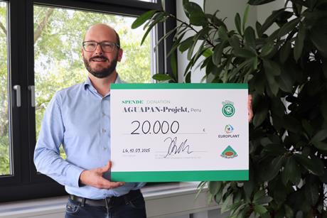 2025 09 Dr Justus Boehm überreicht Scheck an AGUAPAN © EUROPLANT