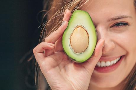 Gute gelaunte Frau mit Avocado - AboutLife_AdobeStock