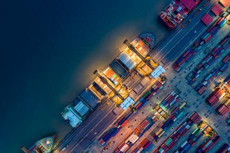 Blick von oben auf Schiff und Container