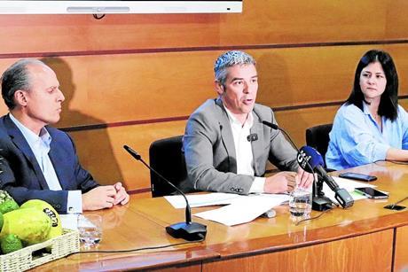 (l-r) Francisco José Echandi , Narvay Quintero, regional minister of agriculture and Gabriela Pérez at the presentation ceremony