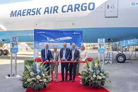 Maersk Air Cargo (MAC) übernimmt seine erste von zwei neuen Boeing 777F. Rotes Band wird durchgeschnitten.