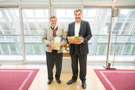 Wolfram Vaitl, Präsident des Bayerischen Landesverbandes für Gartenbau und Landespflege e. V. (l.), und der Bayerische Ministerpräsident, Markus Söder (r.), beim Treffen in der Bayerischen Staatskanzlei