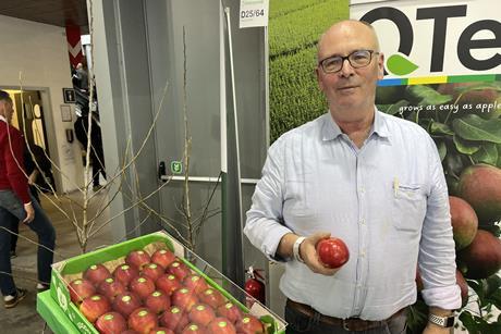 Kris Wouters (Wouters Fruit, Belgien) mit dem neuen Apfel "GoodnessMe" auf der Interpoma 2024 in Bozen