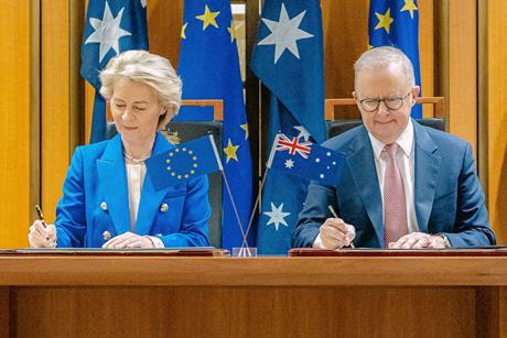l-r Ursula von de Leyen and Anthony Albanese sign the Australia-EU FTA