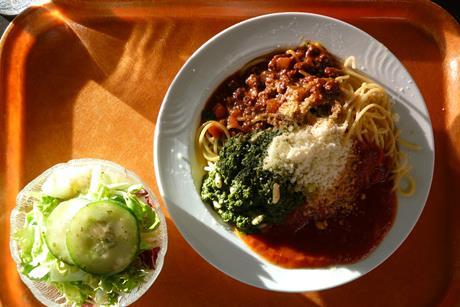 Spaghetti und Salat in der Mensa oder Kantine