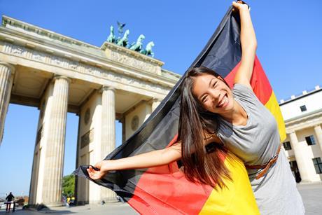 Frau mit Deutschland-Fahne