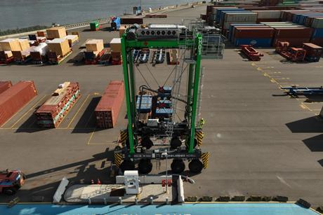 Die Hamburger Hafen und Logistik AG (HHLA) testet den ersten wasserstoffbetriebenen Van-Carrier im Hamburger Hafen