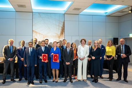 HHLA unterstützt zukunftsweisende Wasserstoff-Partnerschaft zwischen Oman und Europa - Port of Amsterdam